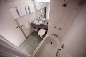 Koupelna v ubytování Parklane Motel + 37 fotografií