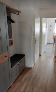 ein Wohnzimmer mit einer Theke und einem Flur in der Unterkunft Ferienwohnung Kleine Auszeit in Schönau im Schwarzwald