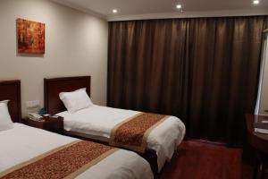 Tempat tidur dalam kamar di GreenTree Inn NanJing XianLin Road JinMaRoad Subway Station Shell Hotel