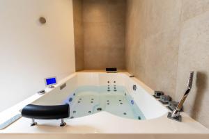 un jacuzzi en el medio de una habitación en L'Evasion Bretonne - Superbe T3 - Centre Ville - Balnéo, en Quimper