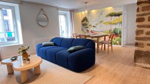 Una sala de estar con un sofá azul y una mesa. en L'Evasion Bretonne - Superbe T3 - Centre Ville - Balnéo, en Quimper 33 fotos más