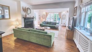 TV a/nebo společenská místnost v ubytování York Cottage House & Spa