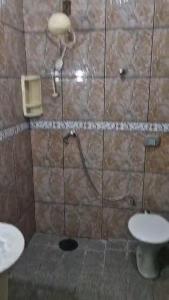 a bathroom with a toilet and a sink and a shower at Casa para alugar Agrishow 2025 in Ribeirão Preto
