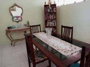 a dining room with a table with chairs and a mirror at Apartamento amplo, arejado e perto de tudinho COP 30 in Belém +7 photos