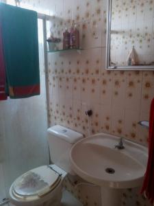 a bathroom with a toilet and a sink at Apartamento amplo, arejado e perto de tudinho COP 30 in Belém