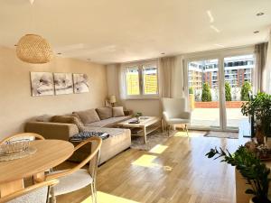 Posezení v ubytování Golden Sunset Terrace Apartment Ana + 28 fotografií