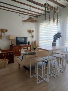 TV a/nebo společenská místnost v ubytování Apartamentos La Muralla