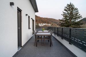 un tavolo e sedie su un balcone con vista di BPS Apartment #7 Luxury Penthouse - NEU - Deluxe - Modern a Horb am Neckar