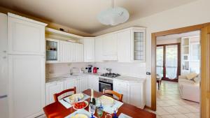 Η κουζίνα ή μικρή κουζίνα στο Casa Arcoiris By Bookinggardalake