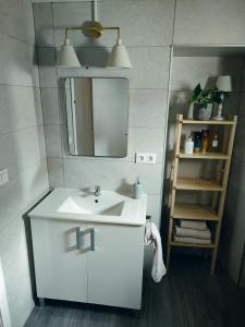 Un baño con un lavabo blanco y un espejo. en Ca Leo, en Alicante 43 fotos más