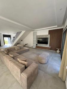 a living room with a large couch and a fireplace at Villa spacieuse à Marrakech avec piscine privée_222 in Marrakech +13 photos