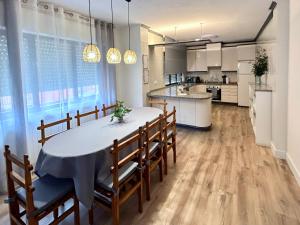 a kitchen and dining room with a table and chairs at Alojamientos La Estacada in La Pola de Gordón