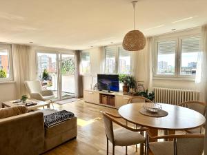 TV a/nebo společenská místnost v ubytování Golden Sunset Terrace Apartment Ana