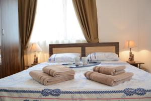 Кровать или кровати в номере Balchik Amazing Sea Apartments