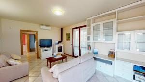 Μια τηλεόραση ή/και κέντρο ψυχαγωγίας στο Casa Arcoiris By Bookinggardalake