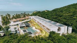 an aerial view of a resort with a swimming pool at Pipa Ocean Hotel - OFICIAL in Pipa