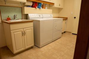 Gallery image of Hideaway Riverfront Cabin in Kernville with Universal EV Charger in Kernville