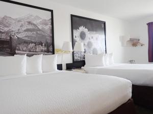 Voodi või voodid majutusasutuse Days Inn by Wyndham Taber toas