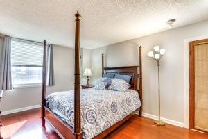 Ένα ή περισσότερα κρεβάτια σε δωμάτιο στο Less Than 1 Mi to Downtown Denver Condo with Pool Access!