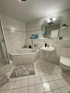 Ένα μπάνιο στο Wohnung am Neckar mit Tiefgarage +8 φωτογραφίες