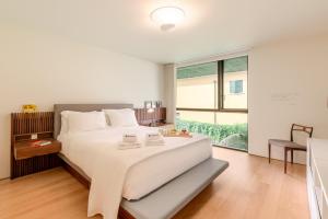 Katil atau katil-katil dalam bilik di Grand Villa w/ Pool, Garden & Garage by HostWise