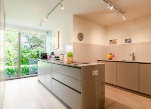 Dapur atau dapur kecil di Grand Villa w/ Pool, Garden & Garage by HostWise