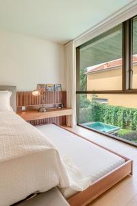 Katil atau katil-katil dalam bilik di Grand Villa w/ Pool, Garden & Garage by HostWise