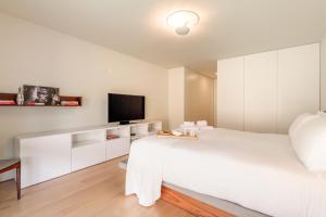 Katil atau katil-katil dalam bilik di Grand Villa w/ Pool, Garden & Garage by HostWise +76 gambar