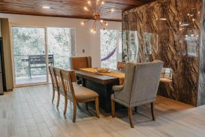 Φωτογραφία από το άλμπουμ του Luxury house with Jacuzzi in the Coffee Region σε Pereira