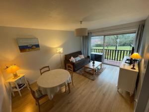 a living room with a couch and a table at Cambo1 in Cambo-les-Bains