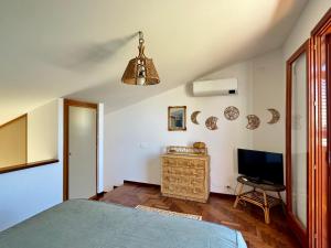 Μια τηλεόραση ή/και κέντρο ψυχαγωγίας στο Mazzaforno Graziosa Villetta Relax