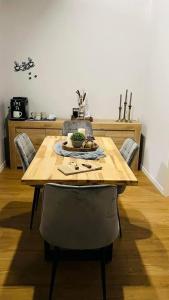 ein Holztisch mit Stühlen in einer Küche in der Unterkunft Casa da Marina de Angra in Angra do Heroísmo + 16 Fotos