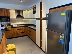 Η κουζίνα ή μικρή κουζίνα στο Shaheenz Hospitality