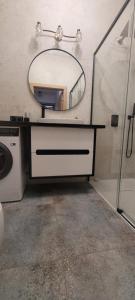 un bagno con lavandino e specchio di Apartament Bursztynowa Laguna a Ustronie Morskie