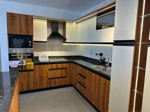 Η κουζίνα ή μικρή κουζίνα στο Shaheenz Hospitality +9 φωτογραφίες