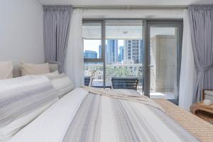 Un dormitorio con una cama y una ventana grande. en SmartConceptLiving Studio with Burj Khalifa View in Downtown Dubai, en Dubái