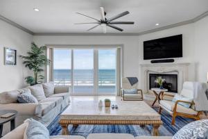 Una sala de estar con un sofá y una chimenea. en Sea Haven, en Ponte Vedra Beach