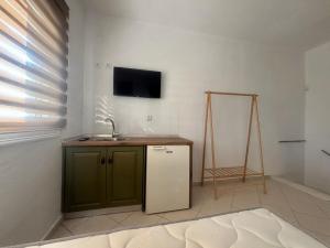 a kitchen with a sink and a tv on the wall at Amaya Villa Karyani in Karianí
