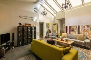 Posezení v ubytování Sinanis city home