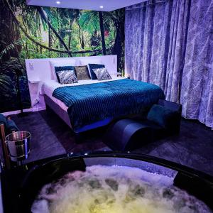 Postel nebo postele na pokoji v ubytování Loveroom & Jacuzzi TIJUGO - Clermont Ferrand