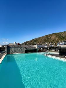 una gran piscina en la parte superior de un edificio en MIRALEJOs, en Villa Carlos Paz
