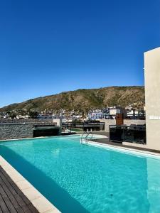 una piscina en la azotea de un edificio en MIRALEJOs, en Villa Carlos Paz 8 fotos más