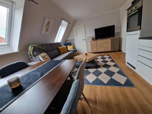 ein Wohnzimmer mit Sofa und Tisch in der Unterkunft Wohnung Goldblick in Teschendorf