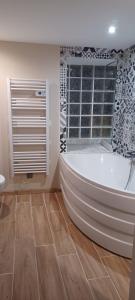 una vasca bianca in un bagno con finestra di Gîte de la Salamandre a Saint-Privat-de-Vallongue