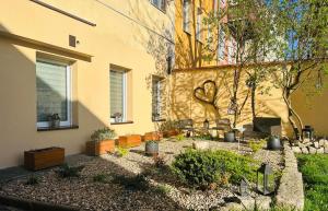 Vonkajšia záhrada v ubytovaní Apartament W Starym Obiektywie