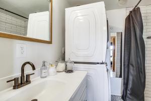 une salle de bain blanche avec un lavabo et un miroir dans l'établissement Near Hiking and Golfing Cabin and Casita in Pinetop!, à Pinetop 18 autres photos