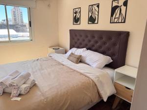 ein Schlafzimmer mit großem Bett und Fenster in der Unterkunft Africa Suites in Cordoba