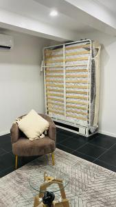 ein Wohnzimmer mit einem Stuhl und einem Fenster in der Unterkunft Casa da Marina in Angra do Heroísmo