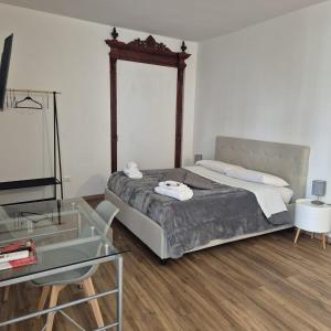 sypialnia z łóżkiem z lustrem na ścianie w obiekcie Quattrocantiapartments w mieście Palermo