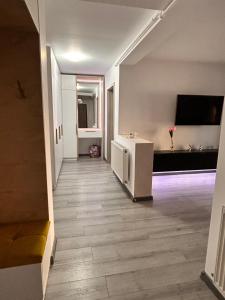 a room with a hallway with a white floor at D&D New Residence Lux in Piteşti +2 photos